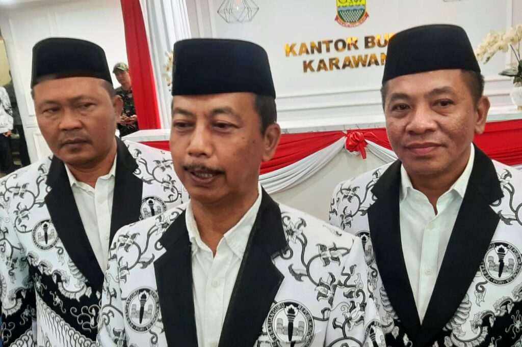 Kepala Disdikpora Karawang Wawan Setiawan, bersama Bupati Karawang Aep Syaepuloh, dan Wakil Bupati Karawang Maslani