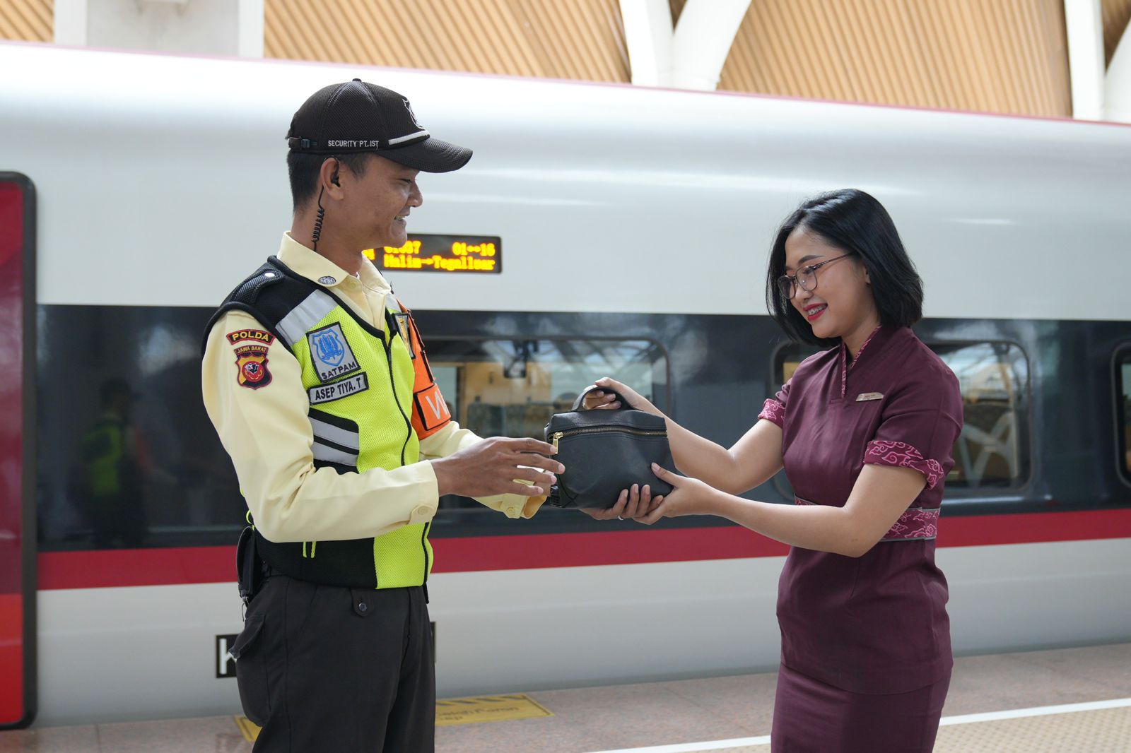 Security KCIC bersama penumpang