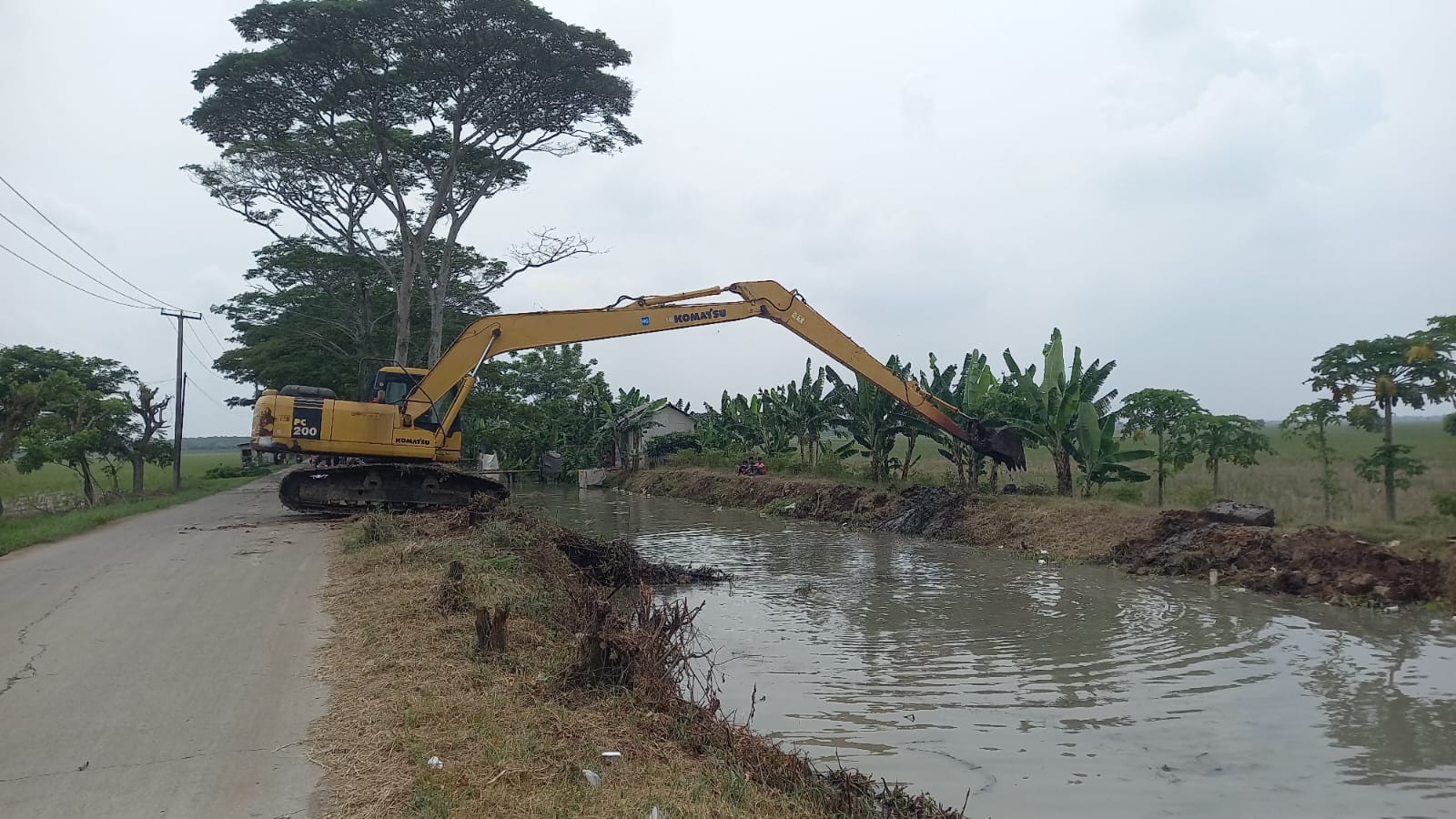 Ekcavator mengeruk sungai