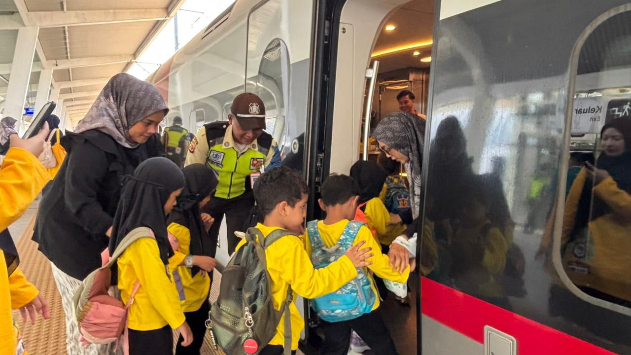 rombongan siswa saat naik kereta cepat