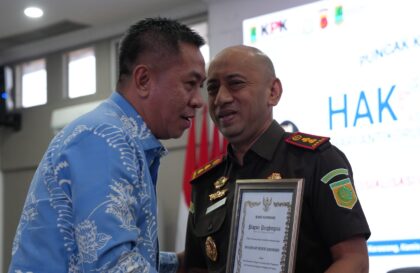 serah terima penghargaan HAKORDIA