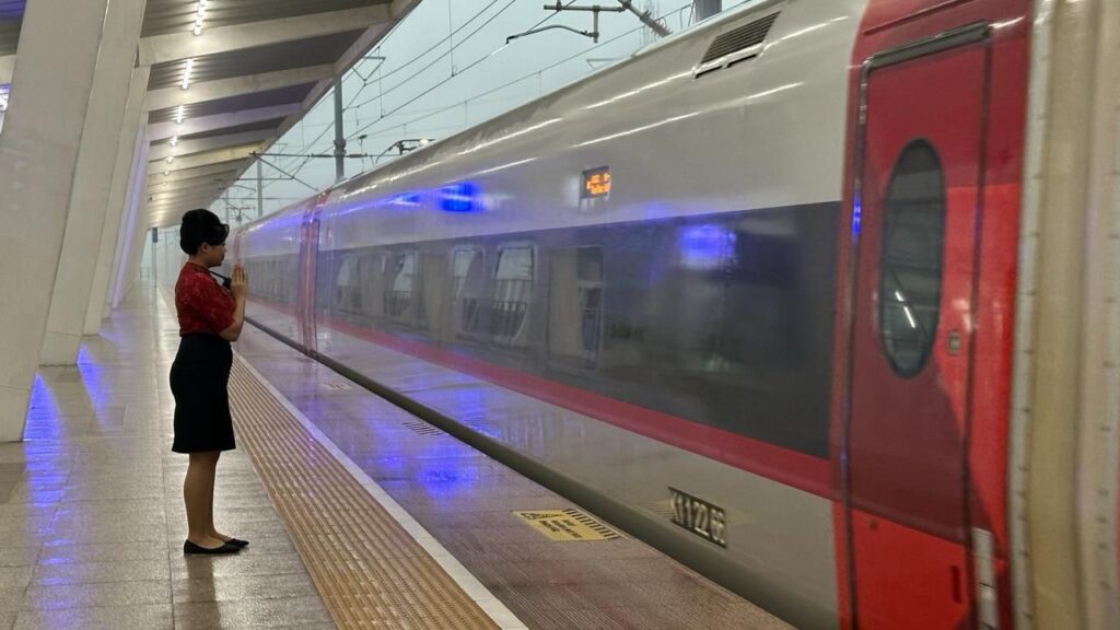 Kereta Cepat Whoosh adalah kereta cepat pertama di Indonesia dan Asia Tenggara yang beroperasi dengan kecepatan hingga 350 km/jam