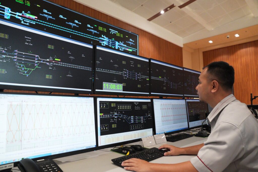 Kereta Cepat Whoosh adalah kereta cepat pertama di Indonesia dan Asia Tenggara yang beroperasi dengan kecepatan hingga 350 km/jam