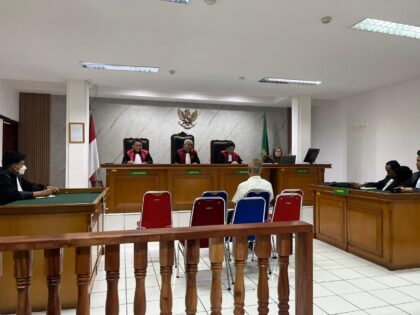 Persidangan dipimpin oleh Ketua Majelis Hakim Agus Komarudin, S.H., dengan Hakim Anggota Novian Saputra, S.H. dan Jeffry Yetta Sinaga, S.H., serta Panitera Pengganti Syarfina Syaharuddin, S.H., M.H.