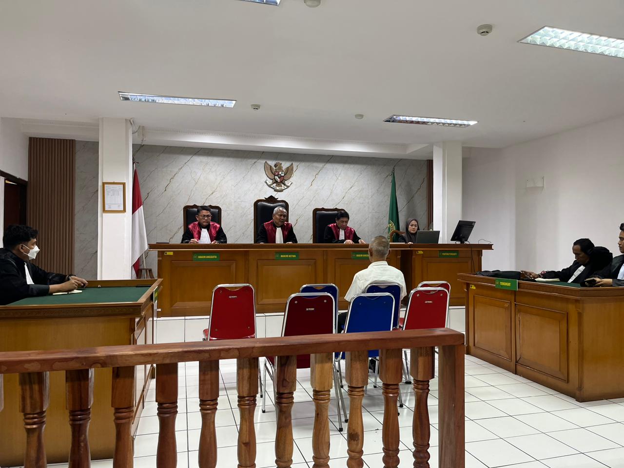 Persidangan dipimpin oleh Ketua Majelis Hakim Agus Komarudin, S.H., dengan Hakim Anggota Novian Saputra, S.H. dan Jeffry Yetta Sinaga, S.H., serta Panitera Pengganti Syarfina Syaharuddin, S.H., M.H.