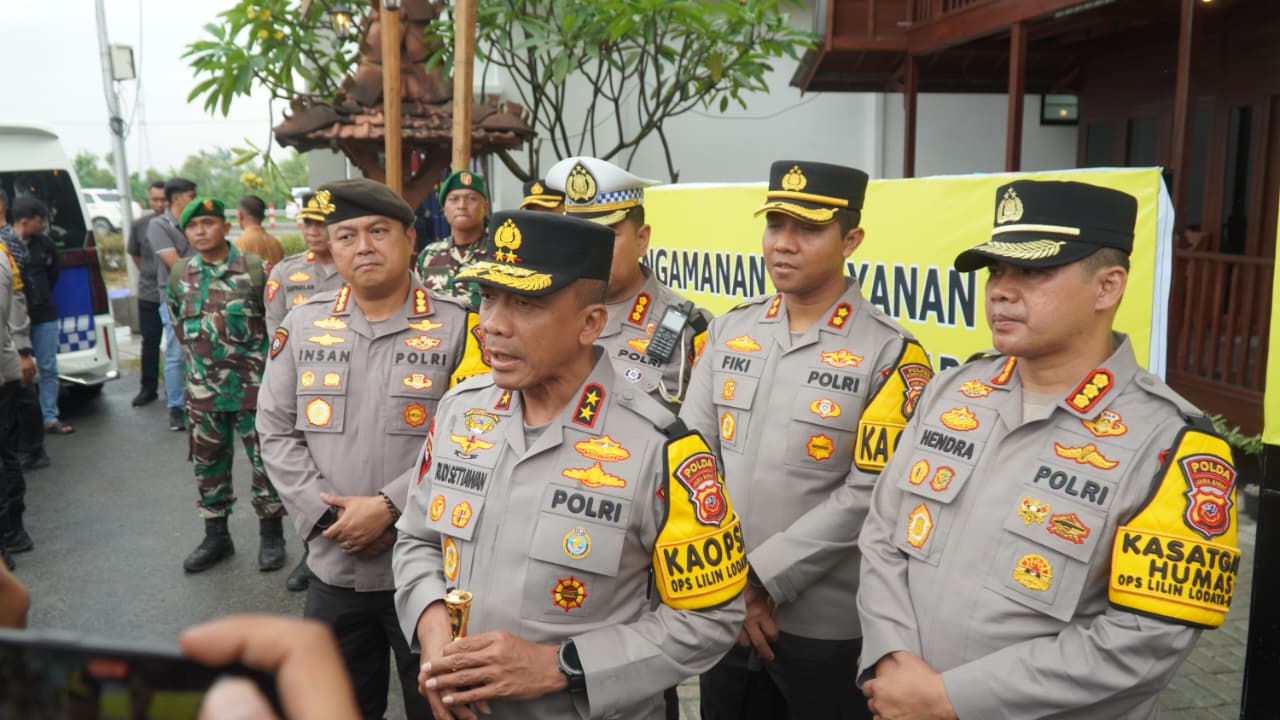 Dalam kunjungannya, Kapolda Jabar didampingi oleh Pejabat Utama (PJU) Polda Jawa Barat, serta Kapolres Karawang AKBP Fiki N. Ardiansyah bersama jajaran pejabat utama Polres Karawang.