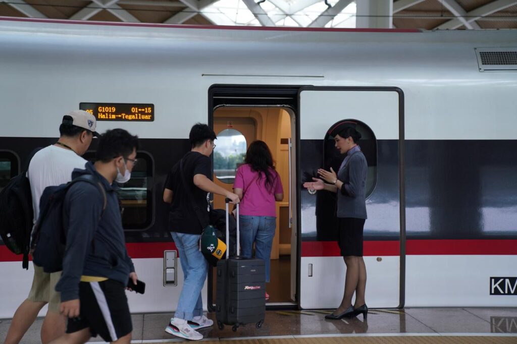 Sabtu, 20 Desember 2025, tiket Whoosh yang telah terjual tercatat menembus 10.000 tiket dan masih berpotensi terus meningkat.