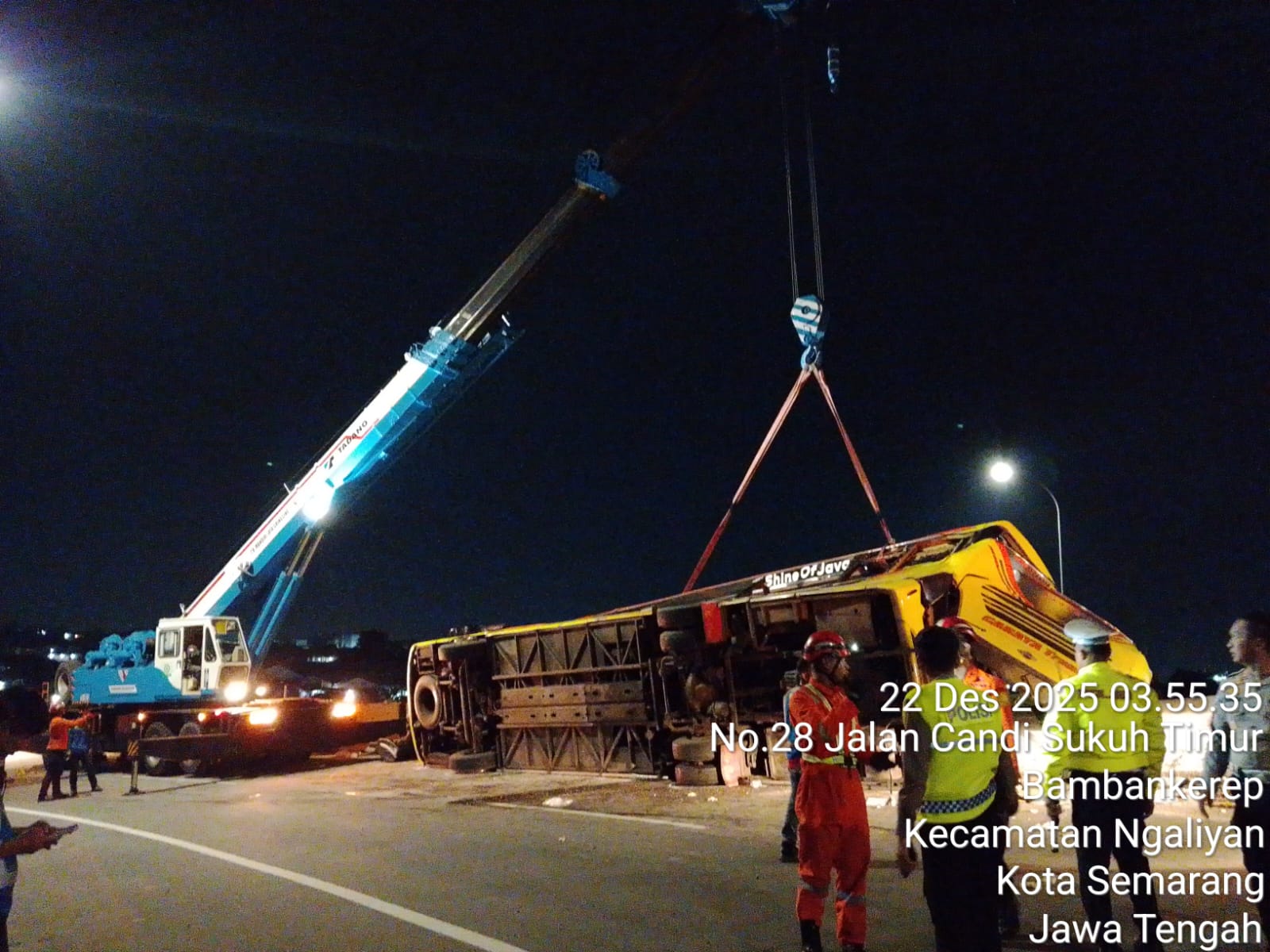 Insiden kecelakaan lalu lintas melibatkan sebuah bus terjadi di KM 419 A Simpang Susun Krapyak arah Semarang, Ruas Jalan Tol Batang–Semarang