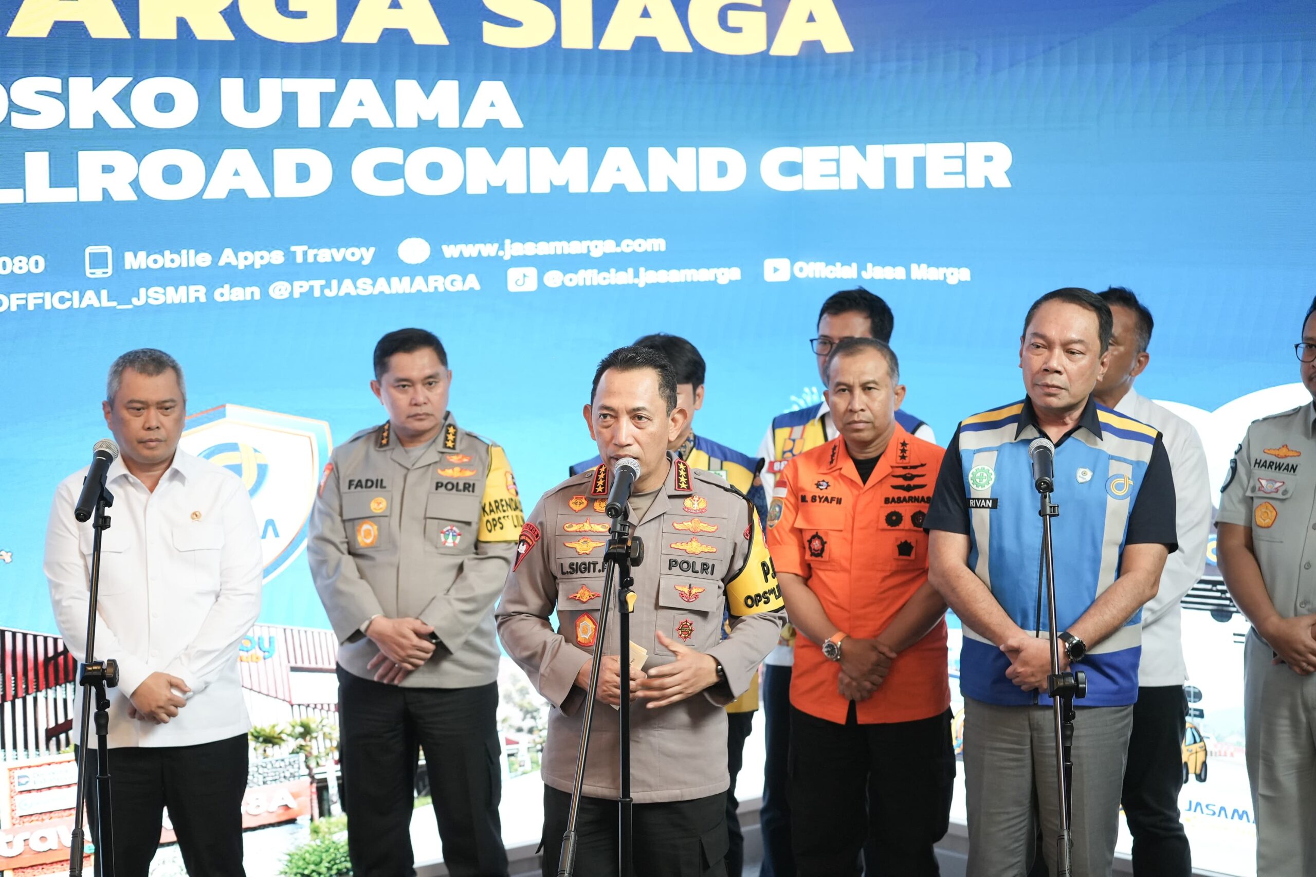 Kunjungan kerja Kepala Kepolisian Republik Indonesia (Kapolri) Jenderal Listyo Sigit Prabowo bersama Menteri Perhubungan Dudy Purwagandhi ke Jasamarga Tollroad Command Center (JMTC) di Bekasi