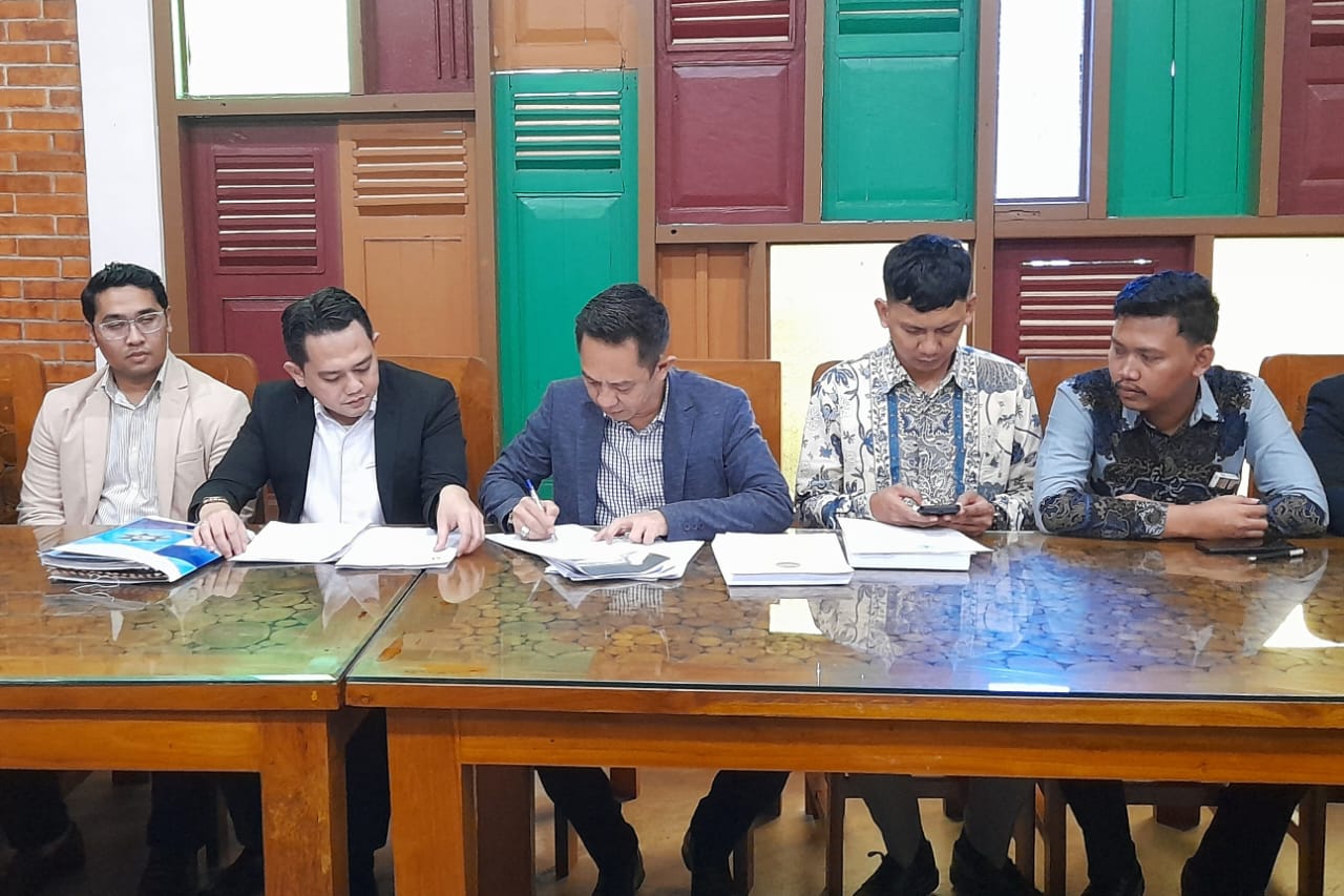 Seorang warga Karawang, Andri Somantri (30), secara resmi melaporkan dugaan penipuan yang diduga melibatkan Wakil Gubernur Jawa Barat, Erwan Setiawan