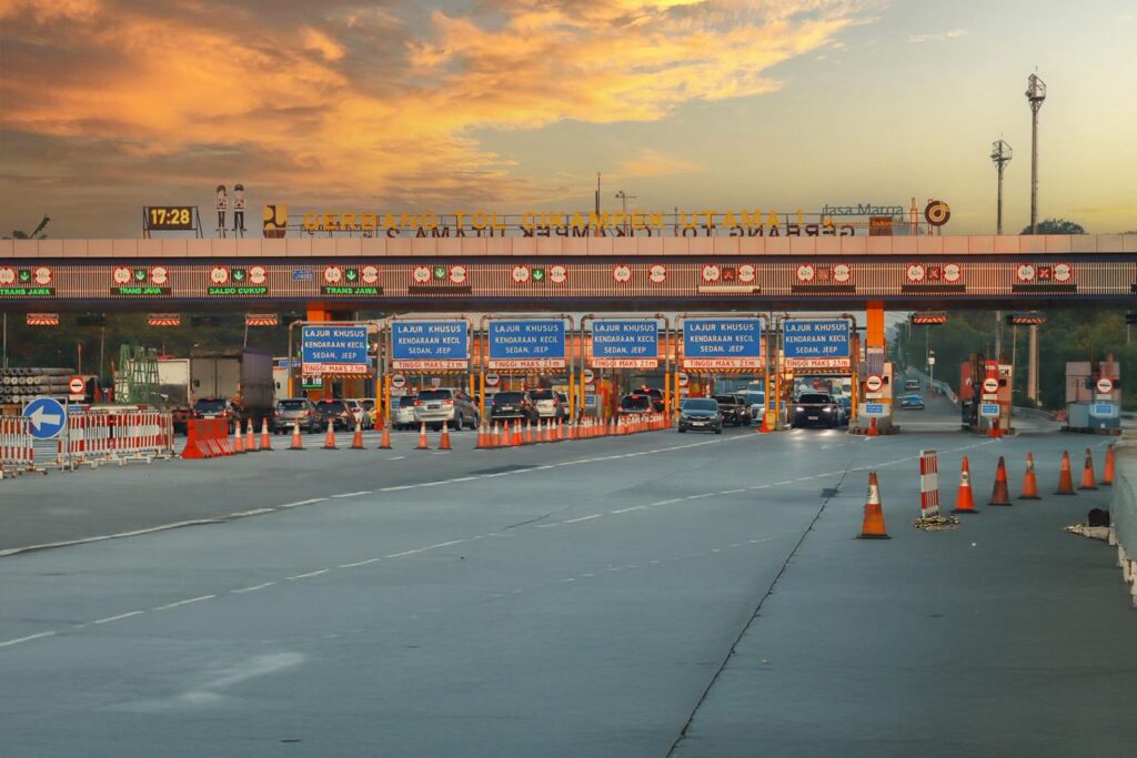 Arus kendaraan di ruas jalan tol Trans Jawa terpantau mengalir padat menjelang Hari Raya Natal 2025.