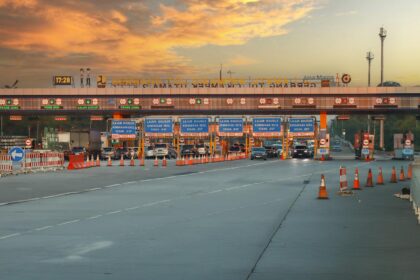 Arus kendaraan di ruas jalan tol Trans Jawa terpantau mengalir padat menjelang Hari Raya Natal 2025.