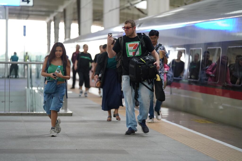 Libur Natal Dongkrak Wisata Lintas Negara, Ribuan Turis Malaysia Padati Kereta Cepat Whoosh