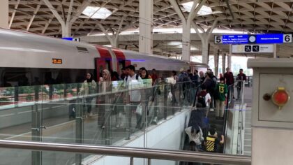 PT Kereta Cepat Indonesia China (KCIC) mencatat adanya lonjakan signifikan jumlah penumpang Kereta Cepat Whoosh pada 31 Desember 2025