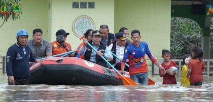 Pimpinan DPRD Karawang saat meninjau banjir di tiga desa