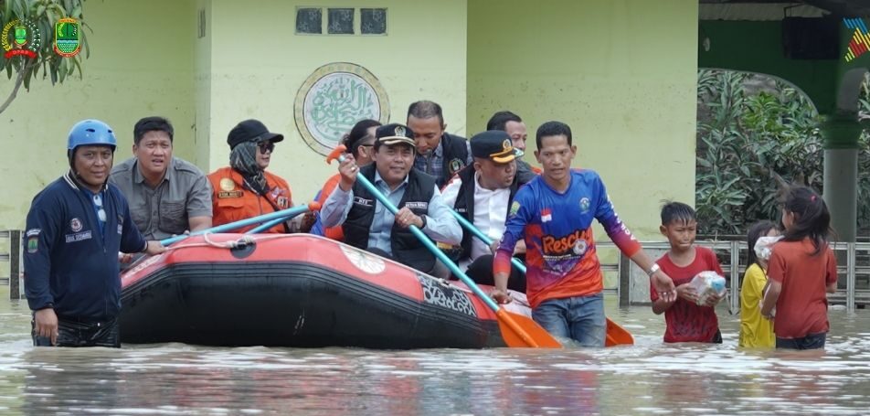 Pimpinan DPRD Karawang saat meninjau banjir di tiga desa
