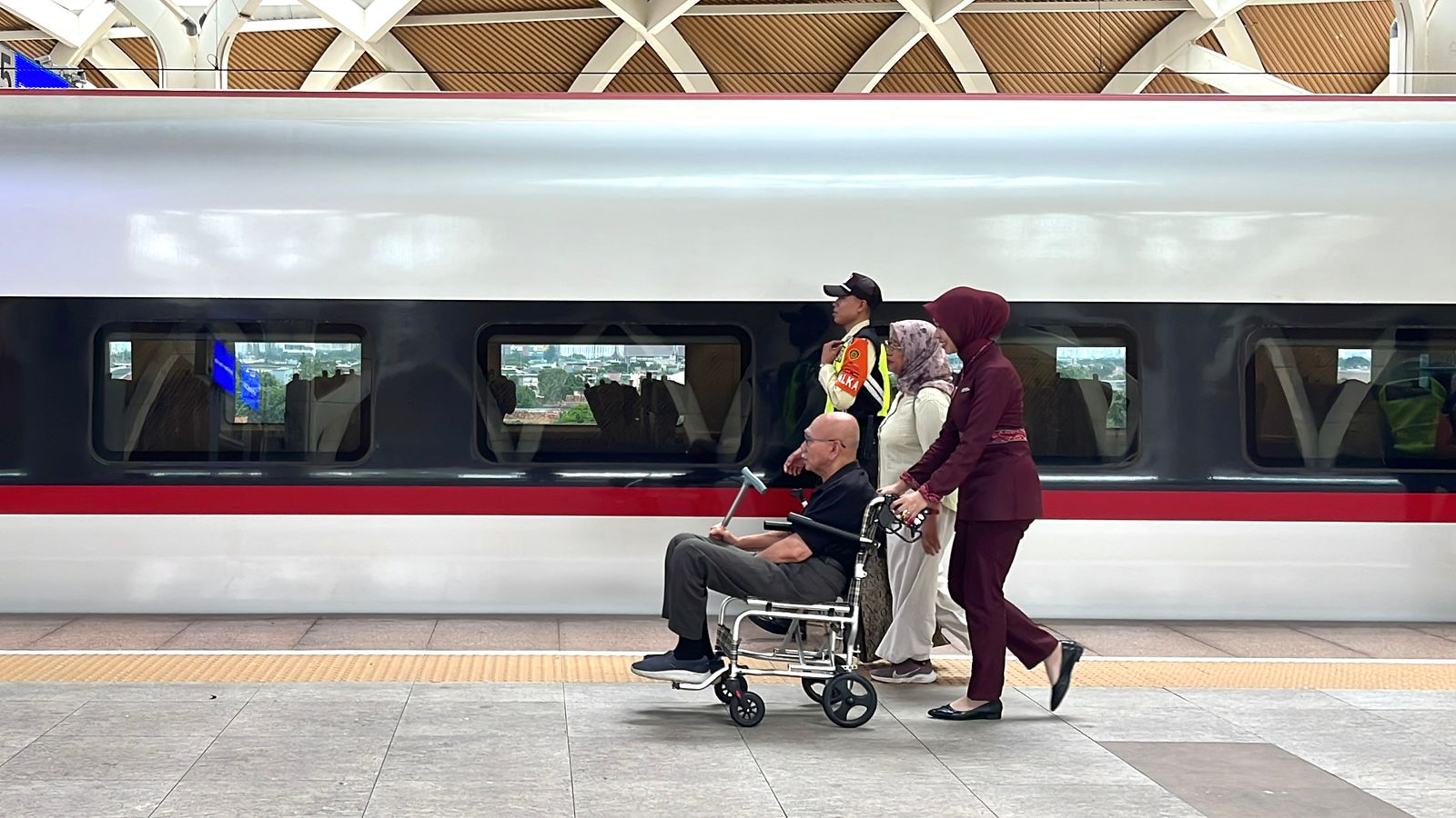 Layanan porter Whoosh Concierge Express di Stasiun Halim