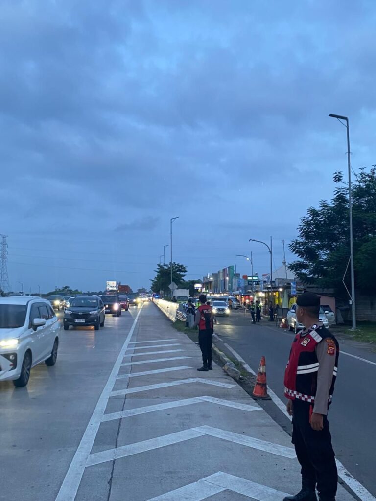Kepolisian Resor (Polres) Karawang memantau secara intensif pergerakan puncak arus balik libur Natal dan Tahun Baru (Nataru) 2025/2026