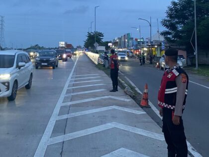 Kepolisian Resor (Polres) Karawang memantau secara intensif pergerakan puncak arus balik libur Natal dan Tahun Baru (Nataru) 2025/2026