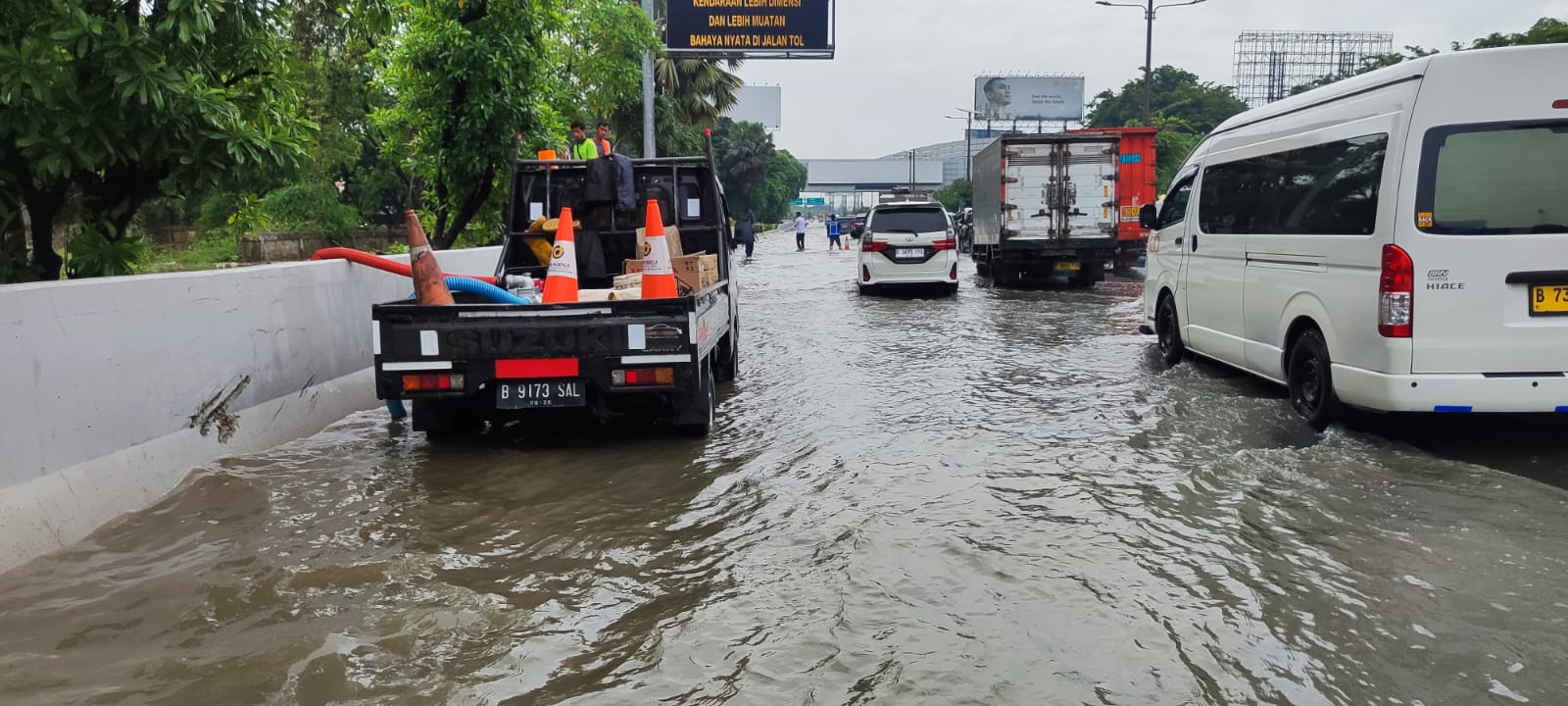 Selasa pagi, 13 Januari 2026, genangan air masih terpantau di off ramp Rawa Bokor KM 31+000