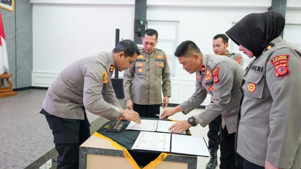 Kapolres Karawang AKBP Fiki N. Ardiansyah menegaskan pentingnya integritas dan peningkatan kinerja seluruh jajaran kepolisian.