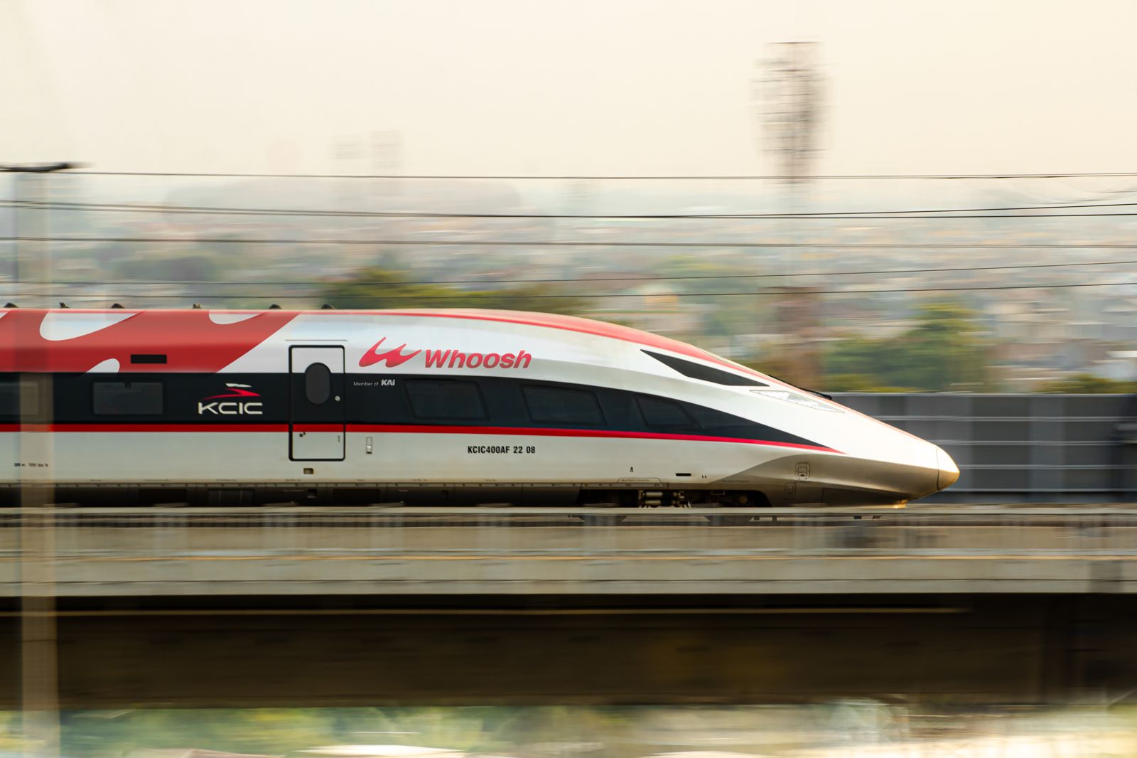 Kereta Cepat Whoosh merupakan kereta cepat pertama di Indonesia dan Asia Tenggara dengan kecepatan operasi hingga 350 km/jam.