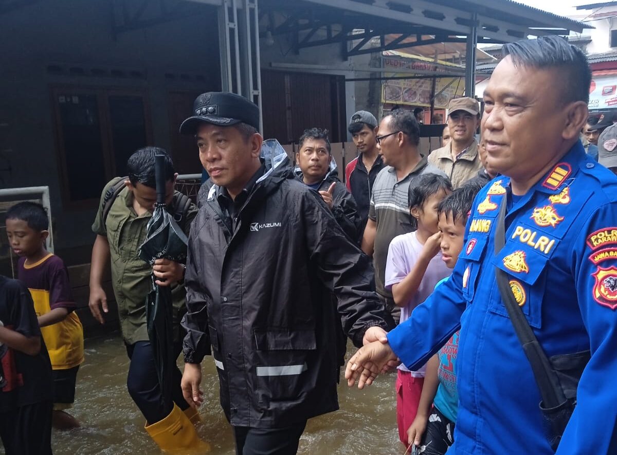 Polri Turun Langsung Tangani Banjir Akibat Tanggul Longsor di Telukjambe Barat
