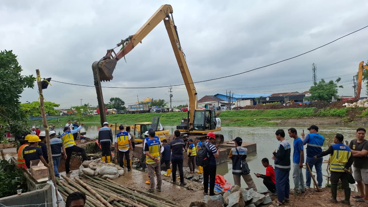 Polres Karawang Kawal Progres Perbaikan Tanggul Longsor di Telukjambe Barat sebagai bagian dari upaya memastikan keselamatan masyarakat pascabencana longsor