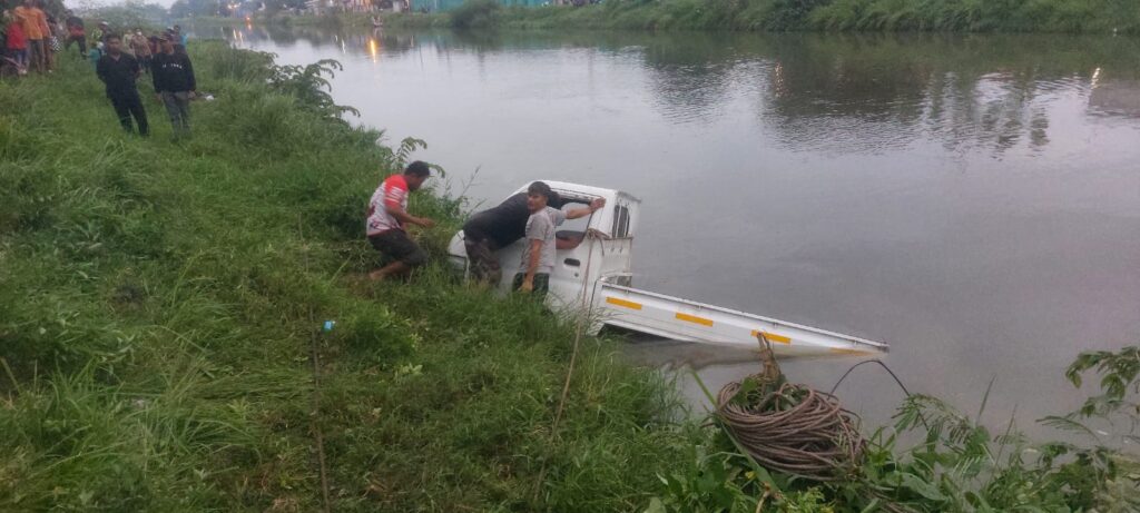 Viral pickup nyemplung di irigasi Karawang