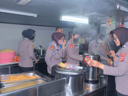 Polwan Polda Jabar menunjukkan peran nyata dan kepedulian kemanusiaan dengan turun langsung ke lokasi banjir di Kabupaten Karawang untuk membantu masyarakat terdampak.