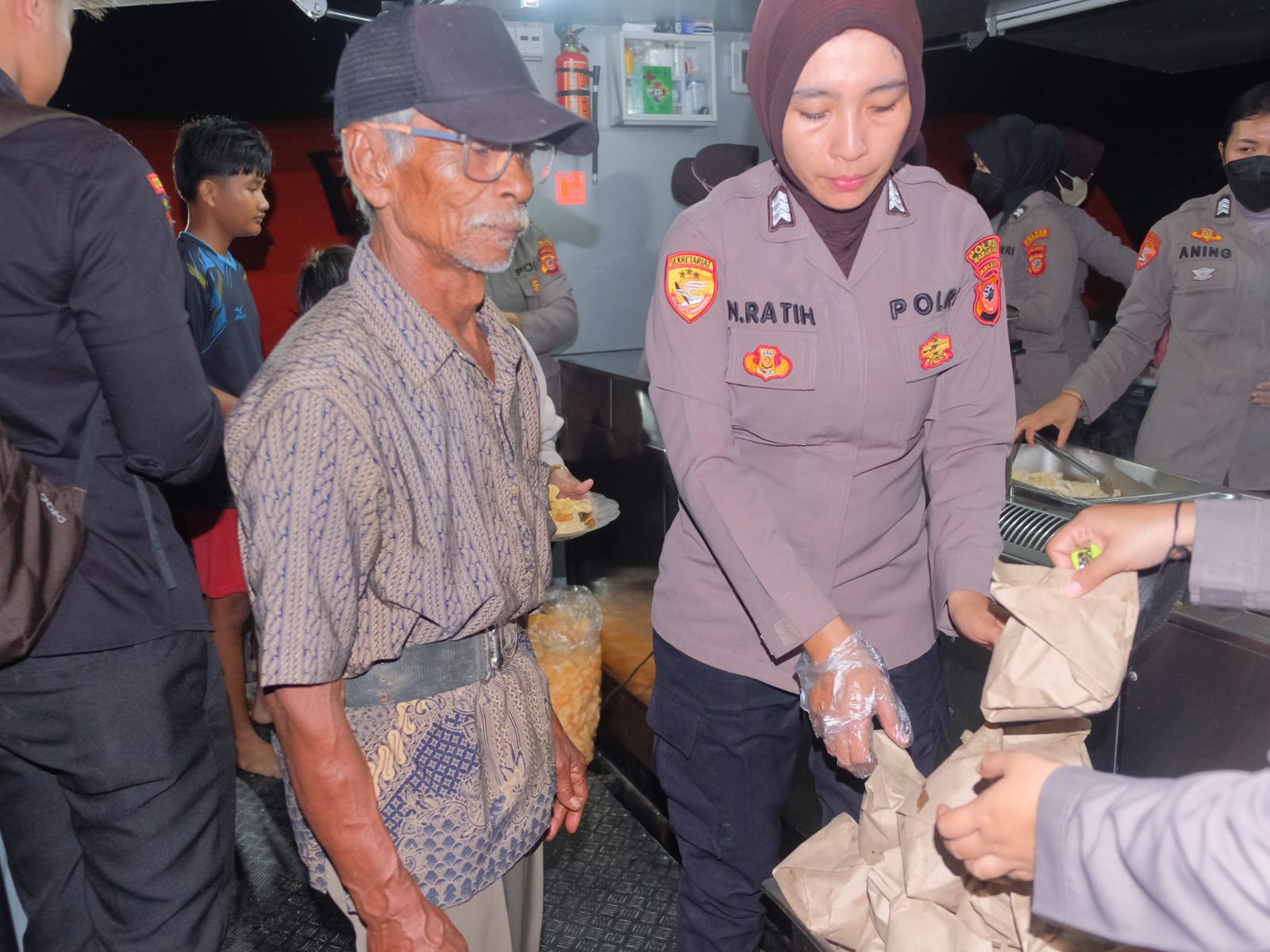Kehadiran Polwan Polda Jabar di lokasi pengungsian juga menjadi simbol pendekatan humanis Polri kepada masyarakat.