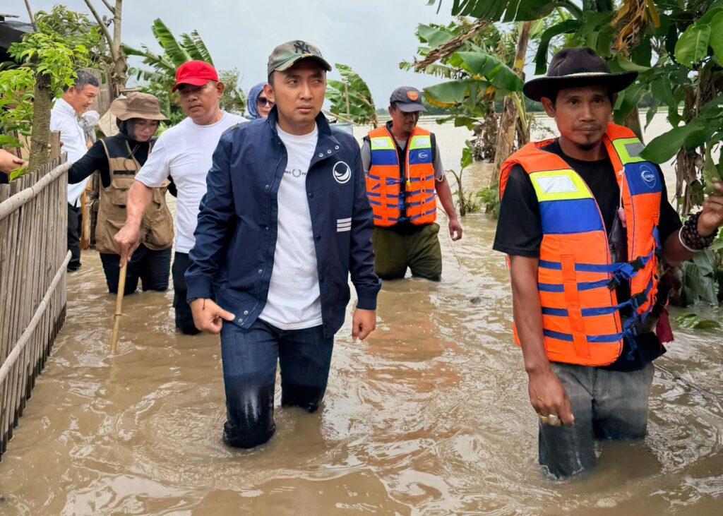Wakil Ketua DPRD Kabupaten Karawang, Dian Fahrud Jaman, turun langsung meninjau sejumlah wilayah terdampak banjir di kawasan perkotaan Karawang pada Jumat (23/1/2026).