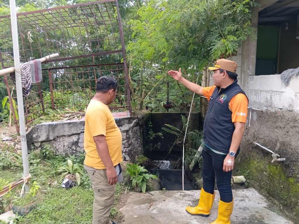 Ketua DPRD Kabupaten Karawang, H. Endang Sodikin, melakukan peninjauan langsung ke Perumahan Buana Asri, Kelurahan Palumbonsari, pada Minggu (25/1/2026).