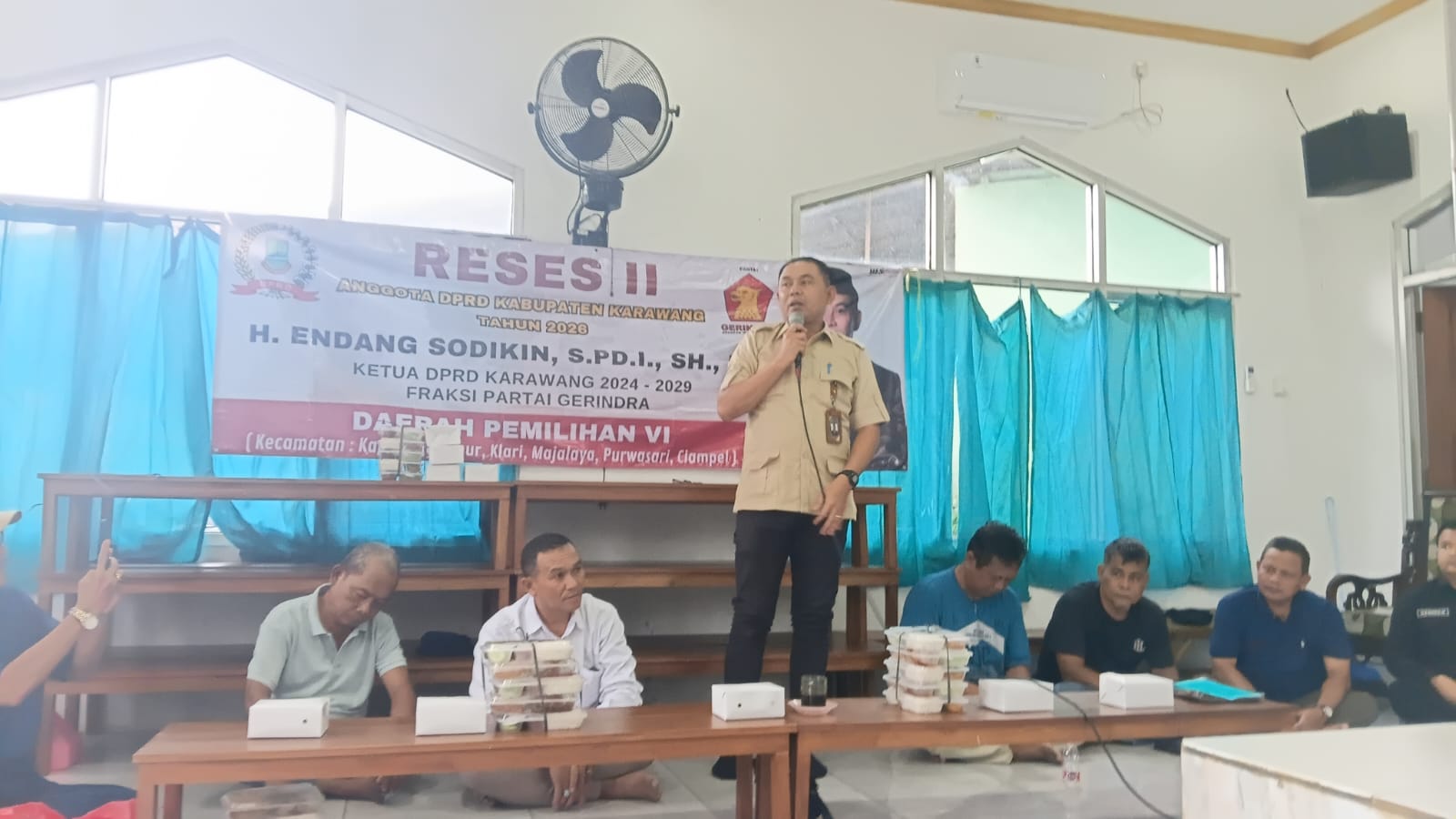 Dalam forum reses tersebut, Kepala Dusun Puri Kosambi, Asep, menjadi salah satu perwakilan warga yang secara tegas menyampaikan aspirasi masyarakat.