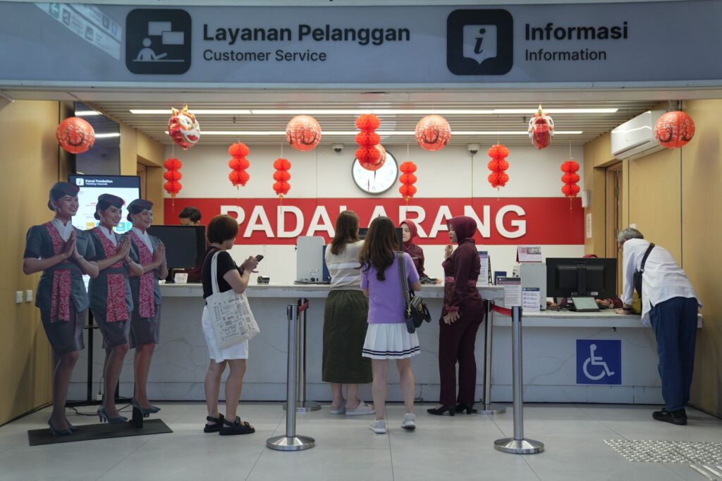 Lonjakan penumpang Whoosh saat long weekend Imlek tercatat mencapai hingga 25.678 orang per hari, jauh di atas rata-rata akhir pekan biasa yang berada di kisaran 20–21 ribu penumpang.