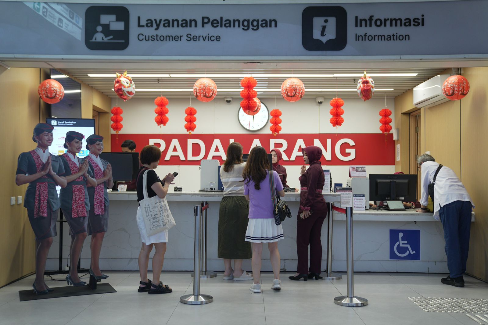 Lonjakan penumpang Whoosh saat long weekend Imlek tercatat mencapai hingga 25.678 orang per hari, jauh di atas rata-rata akhir pekan biasa yang berada di kisaran 20–21 ribu penumpang.
