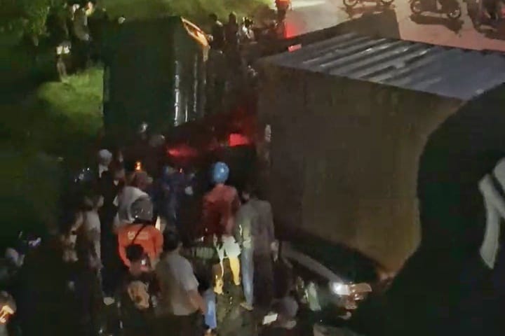 Kecelakaan truk trailer timpa Toyota Corolla di Karawang