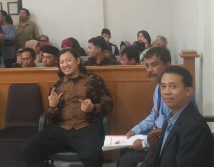 Sejumlah warga Dusun Cijengkol, Desa Parungmulya, Kecamatan Ciampel, resmi melayangkan gugatan terhadap Mako Batalyon A Resimen IV Pelopor yang berlokasi di Kawasan Industri Mitra (KIM).