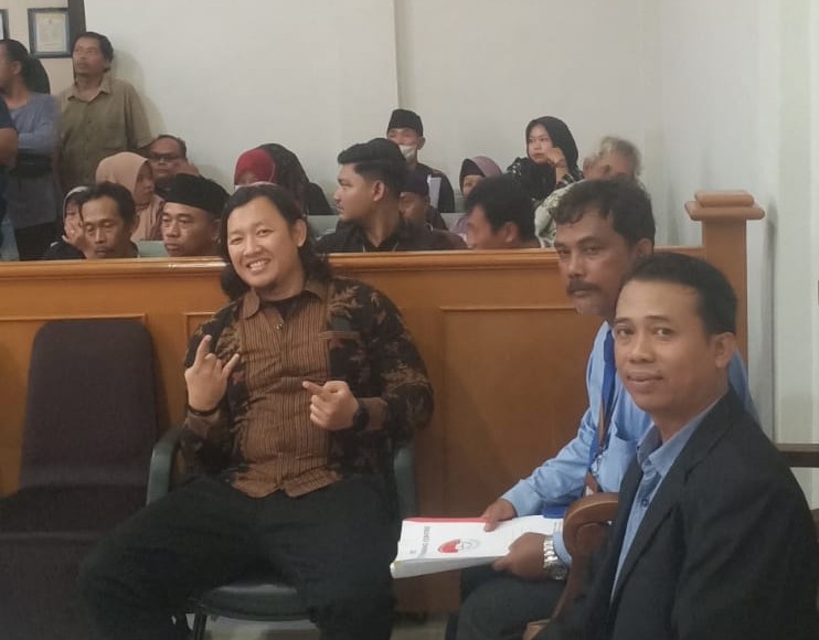 Sejumlah warga Dusun Cijengkol, Desa Parungmulya, Kecamatan Ciampel, resmi melayangkan gugatan terhadap Mako Batalyon A Resimen IV Pelopor yang berlokasi di Kawasan Industri Mitra (KIM).