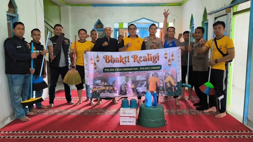 Polsek Cikalongwetan gelar bakti sosial religi di Masjid Ar-Ridho pada Jumat, 27 Februari 2026, sebagai upaya mempererat hubungan Polri dengan masyarakat