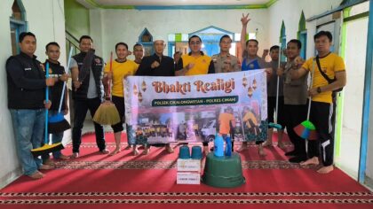 Polsek Cikalongwetan gelar bakti sosial religi di Masjid Ar-Ridho pada Jumat, 27 Februari 2026, sebagai upaya mempererat hubungan Polri dengan masyarakat