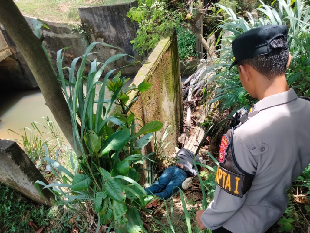 Mayat perempuan tanpa identitas ditemukan di saluran air KJIE Karawang pada Sabtu (28/2/2026) sekitar pukul 10.00 WIB, menggegerkan warga Desa Margamulya, Kecamatan Telukjambe Barat, Kabupaten Karawang.