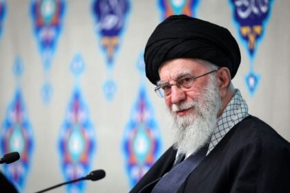 Ayatollah Ali Khamenei wafat dalam serangan AS dan Israel di Iran pada Sabtu (28/02) dini hari waktu setempat, sebagaimana diumumkan televisi pemerintah Iran dan dikonfirmasi oleh Dewan Keamanan Nasional Tertinggi (SNSC).