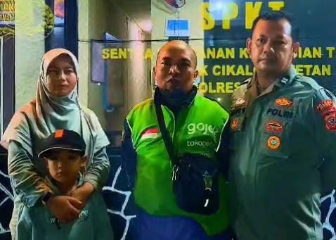 Motor Listrik Habis Daya, Kisah Mudik Pak Wandi dan Polisi Humanis Jadi Sorotan 1 Kisah mudik Pak Wandi menjadi perhatian publik setelah perjalanan keluarganya dari Cikarang Bekasi menuju Cimahi mendadak terhenti akibat motor listrik yang mereka gunakan kehabisan daya di tengah perjalanan.