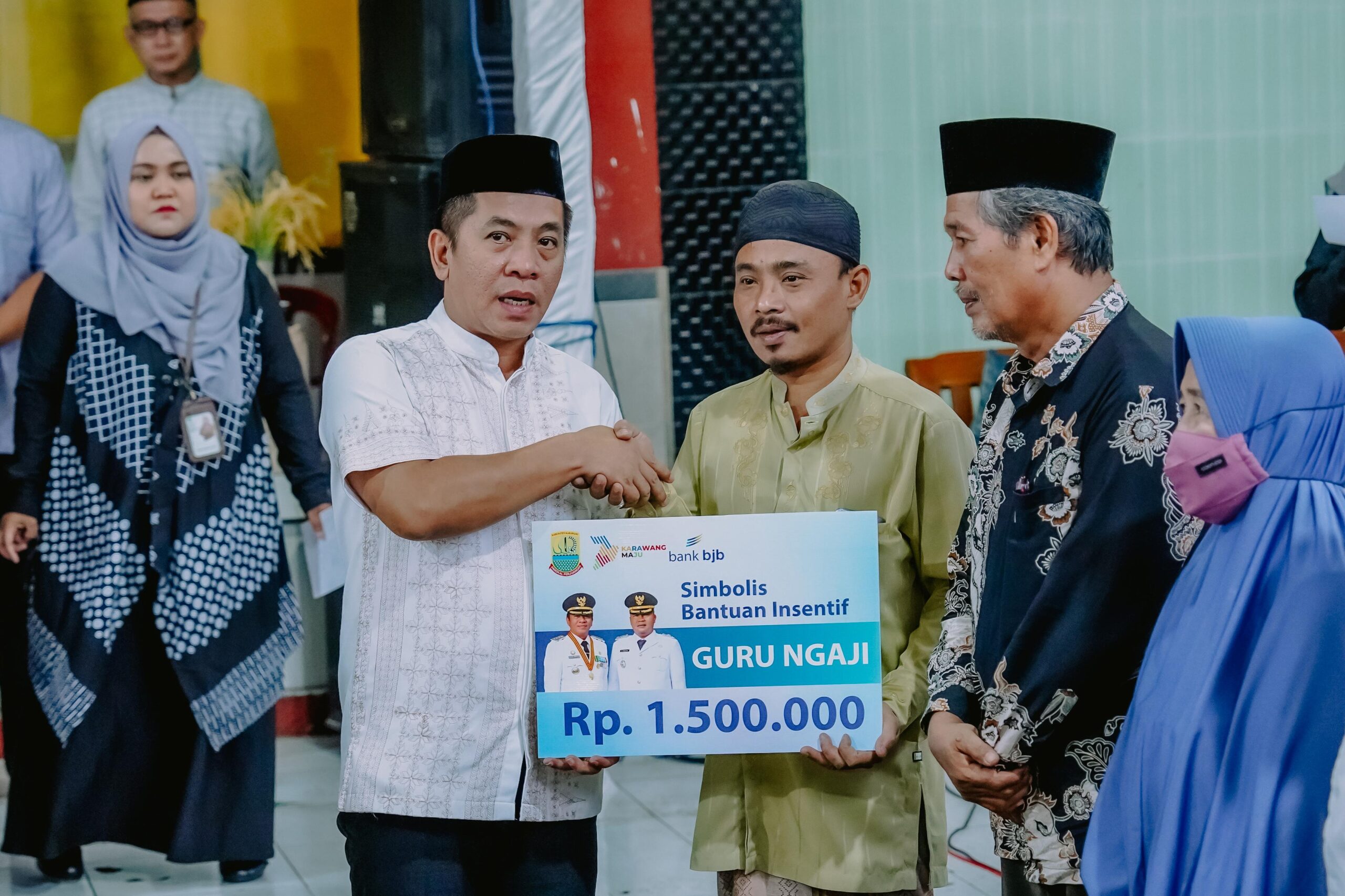 Insentif guru ngaji Karawang 2026 mulai disalurkan oleh Pemerintah Kabupaten Karawang kepada ribuan pengabdi umat, termasuk guru ngaji, guru madrasah, amil, hingga marbot masjid.