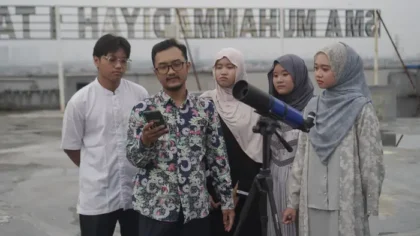 Parade enam planet menjadi fenomena alam langka yang diamati ratusan siswa Tahfidz SMA Muhammadiyah 1 Taman (Smamita) Sidoarjo pada Sabtu (28/2/2026) menjelang waktu magrib.