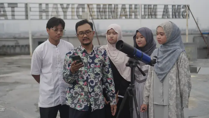 Parade enam planet menjadi fenomena alam langka yang diamati ratusan siswa Tahfidz SMA Muhammadiyah 1 Taman (Smamita) Sidoarjo pada Sabtu (28/2/2026) menjelang waktu magrib.