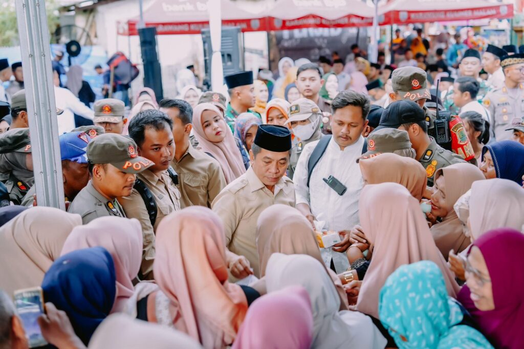 Selain salat tarawih keliling, Pemkab Karawang juga menyediakan stand cek kesehatan gratis bagi masyarakat yang hadir.