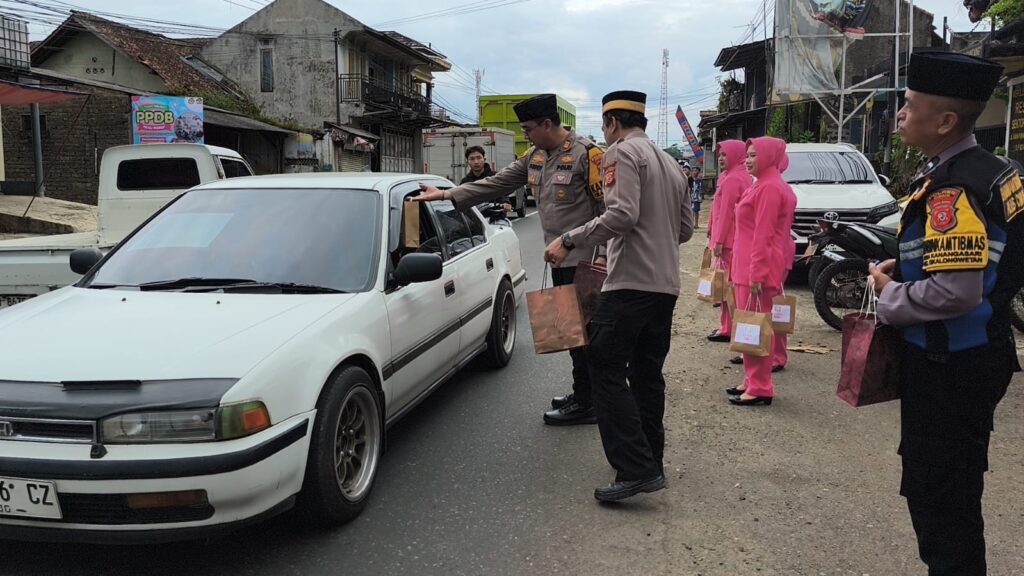Polsek Cikalongwetan menggelar kegiatan bakti sosial (baksos) religi Jumat Berkah bulan Ramadhan dengan membagikan takjil kepada masyarakat dan pengguna jalan di depan Markas Komando (Mako) Polsek Cikalongwetan