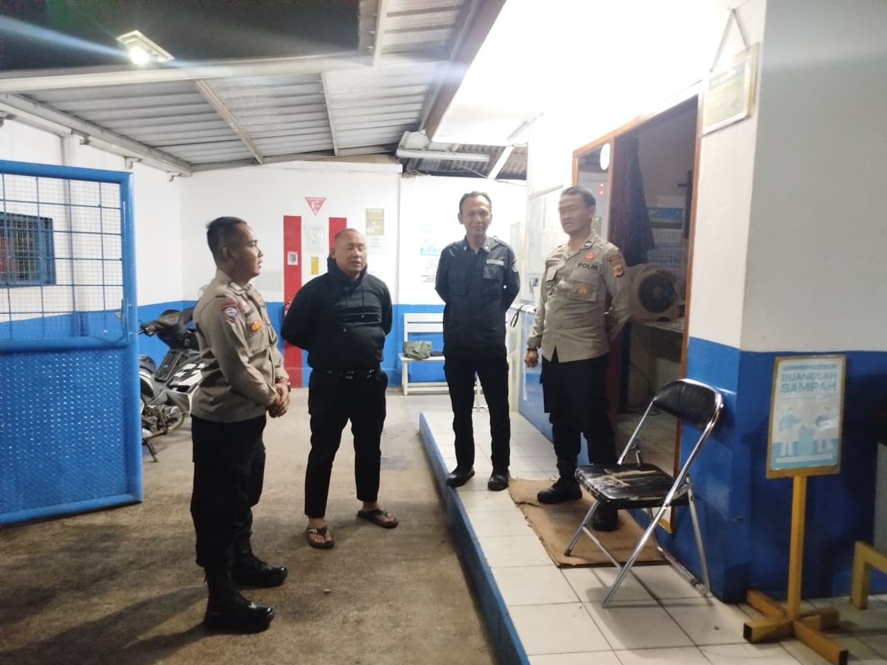 Polsek Cikalongwetan Gelar Patroli Pra Operasi Ketupat Lodaya 2026, Antisipasi Perang Sarung dan Balapan Liar Menjelang Sahur 1 Patroli Praops Ketupat Lodaya 2026 dilaksanakan oleh jajaran Polsek Cikalongwetan untuk mengantisipasi potensi gangguan keamanan dan ketertiban masyarakat (kamtibmas)